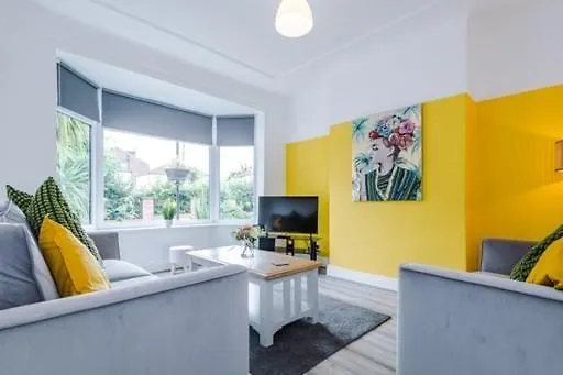 Special Rate For Bookings More Than 7 Nights, Warm Spacious Contractor House Near Liverpool City Centre Sleeps 8 Kitchen & Dining Room, Washing Machine