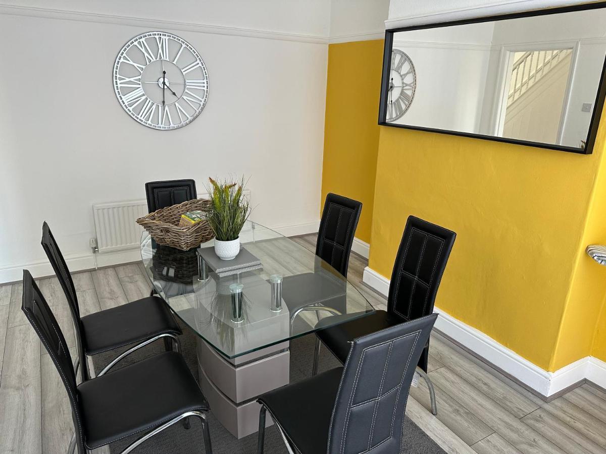Holiday home Contractor's Haven: Spacious Near Centre *