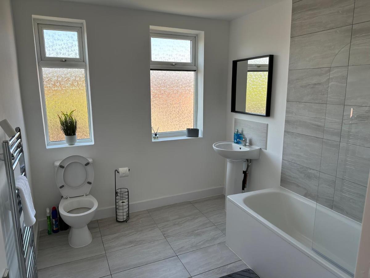 Contractor's Haven: Spacious Near Centre