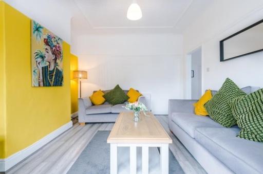Contractor's Haven: Spacious Near Centre