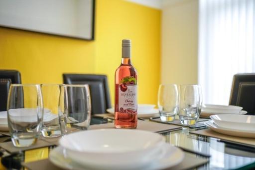 Contractor's Haven: Spacious Near Centre Holiday home Liverpool