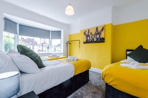 Contractor's Haven: Spacious Near Centre *