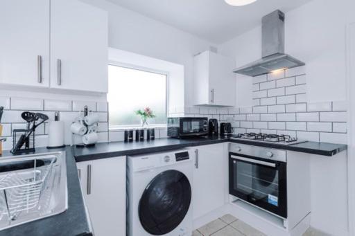 Holiday home Contractor's Haven: Spacious Near Centre *