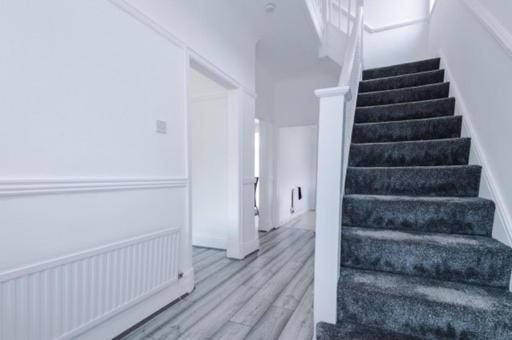 Contractor's Haven: Spacious Near Centre